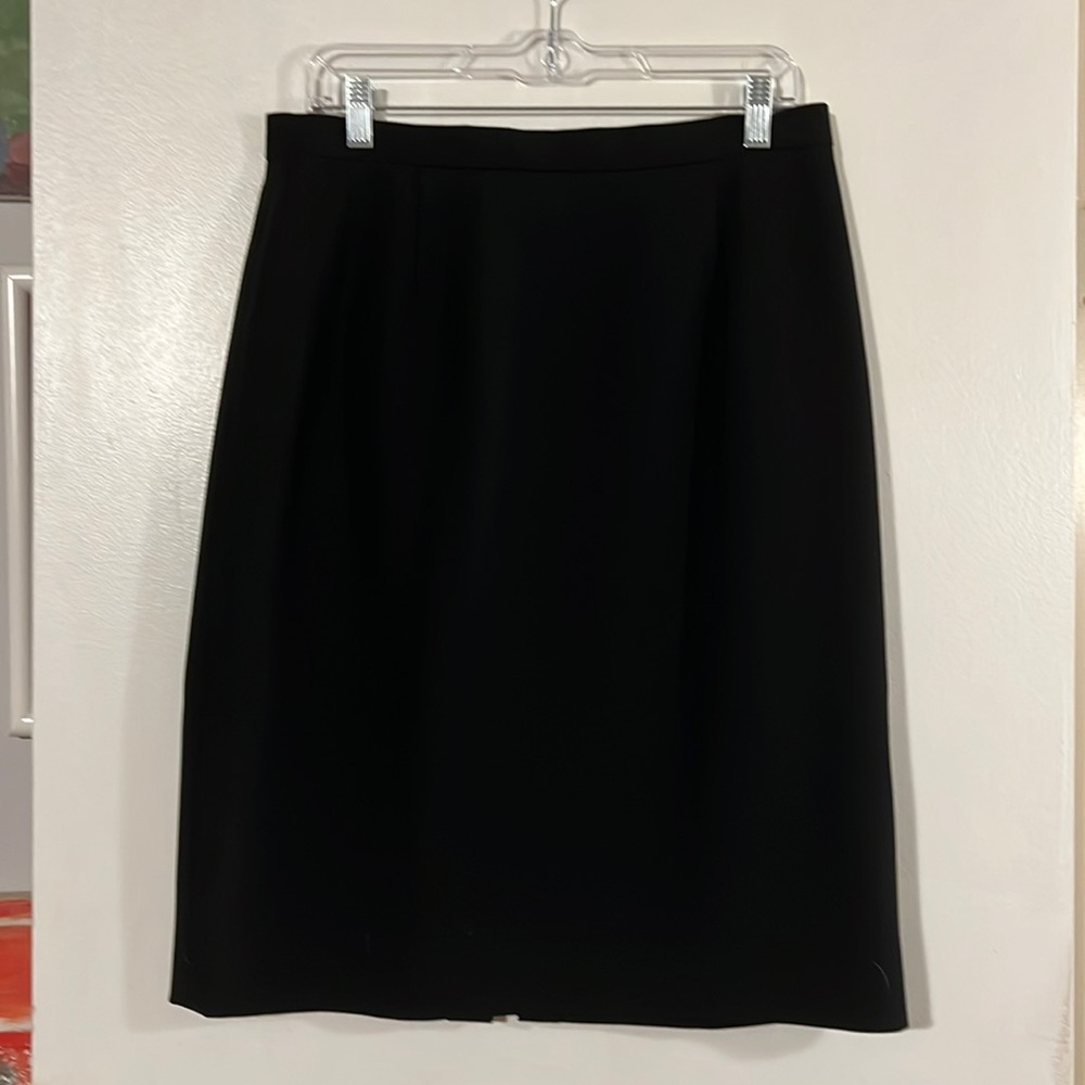 Jones New York Platinum black lined skirt back zip closure